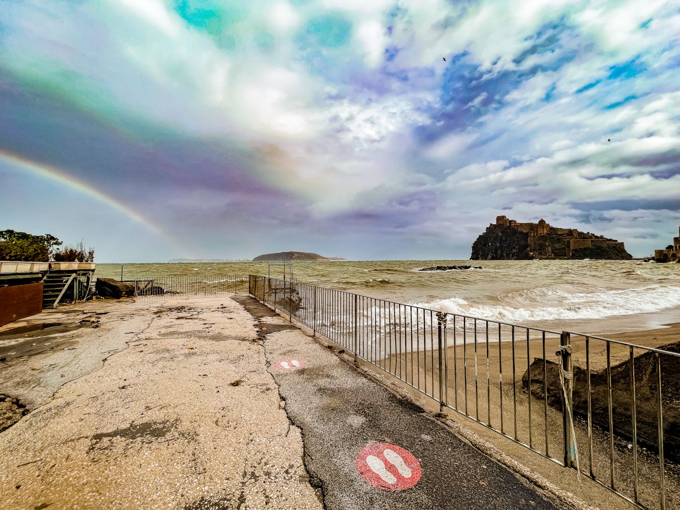 Ischia, un arcobaleno, un piccolo segno di speranza.