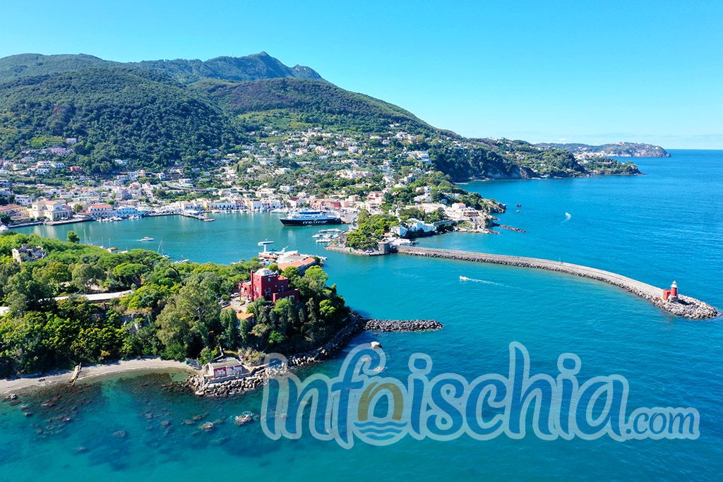 Porto di Ischia — arrivo dei traghetti da Pozzuoli