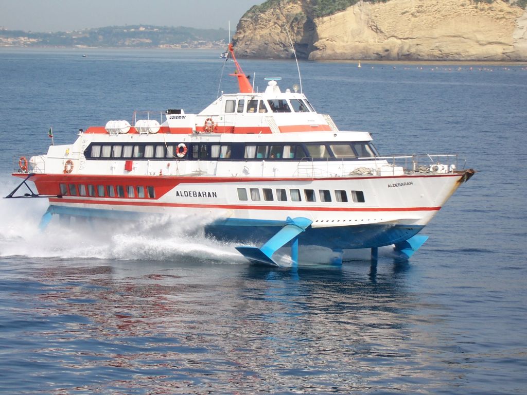 Traghetto Caremar al porto — servizio pubblico Pozzuoli-Ischia