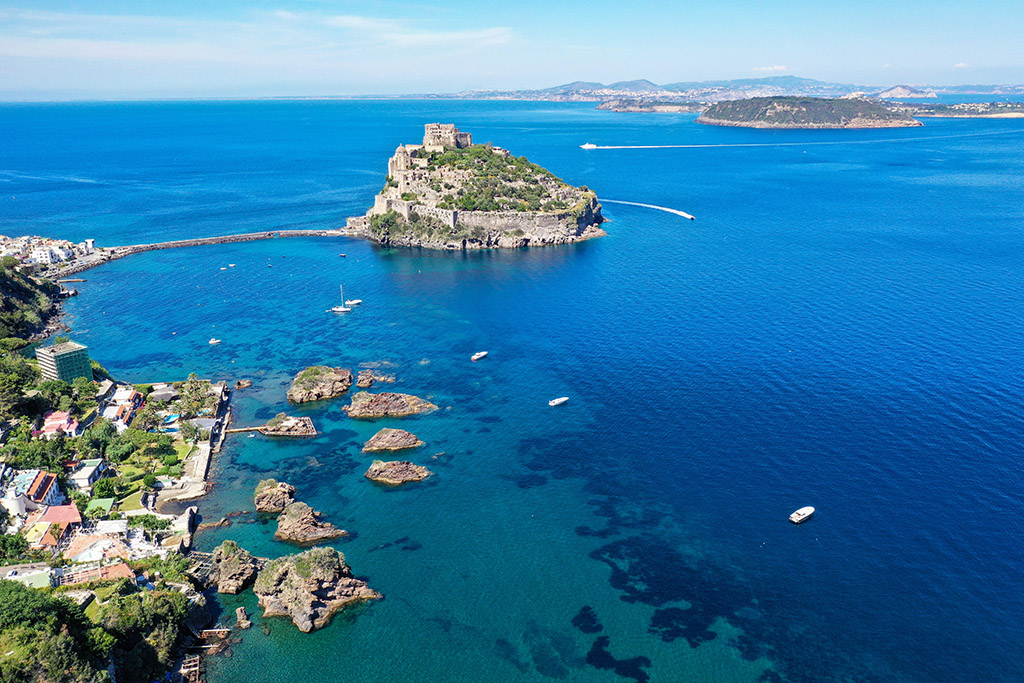 Prime barche a mare nella baia di Carta Romana