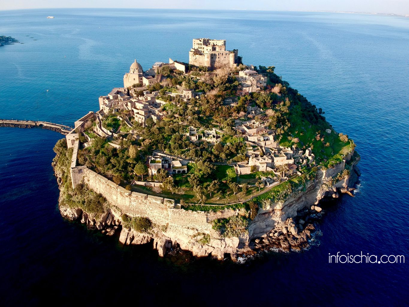 Il Castello Aragonese, la foto del giorno