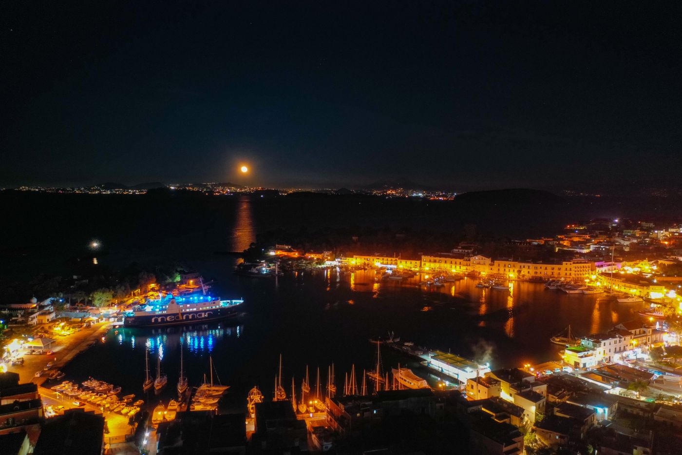Ischia, la luna piena illumina il porto
