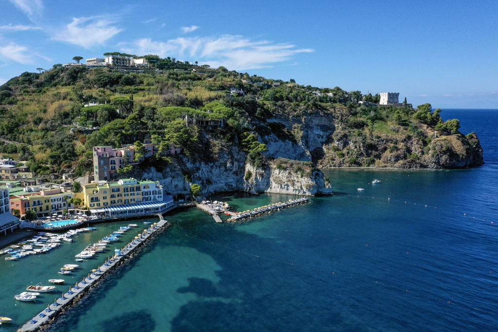 Baia di Varulo sotto Monte Vico, Lacco Ameno