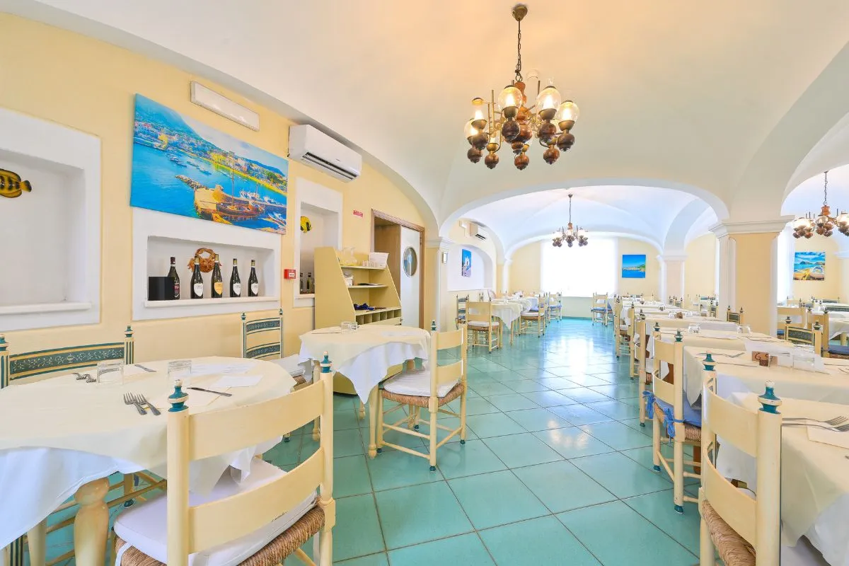 Sala ristorante con tavoli apparecchiati