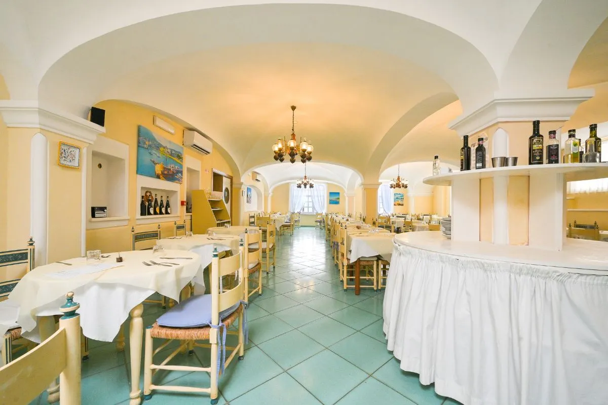 Sala ristorante con soffitto a volte, tavoli apparecchiati