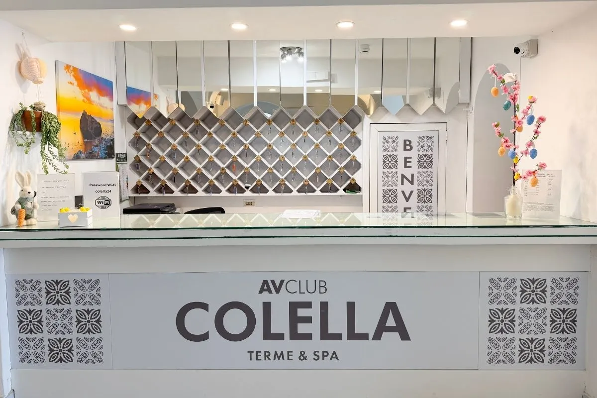 Reception dell'hotel con bancone bianco AV Club Colella Terme & Spa