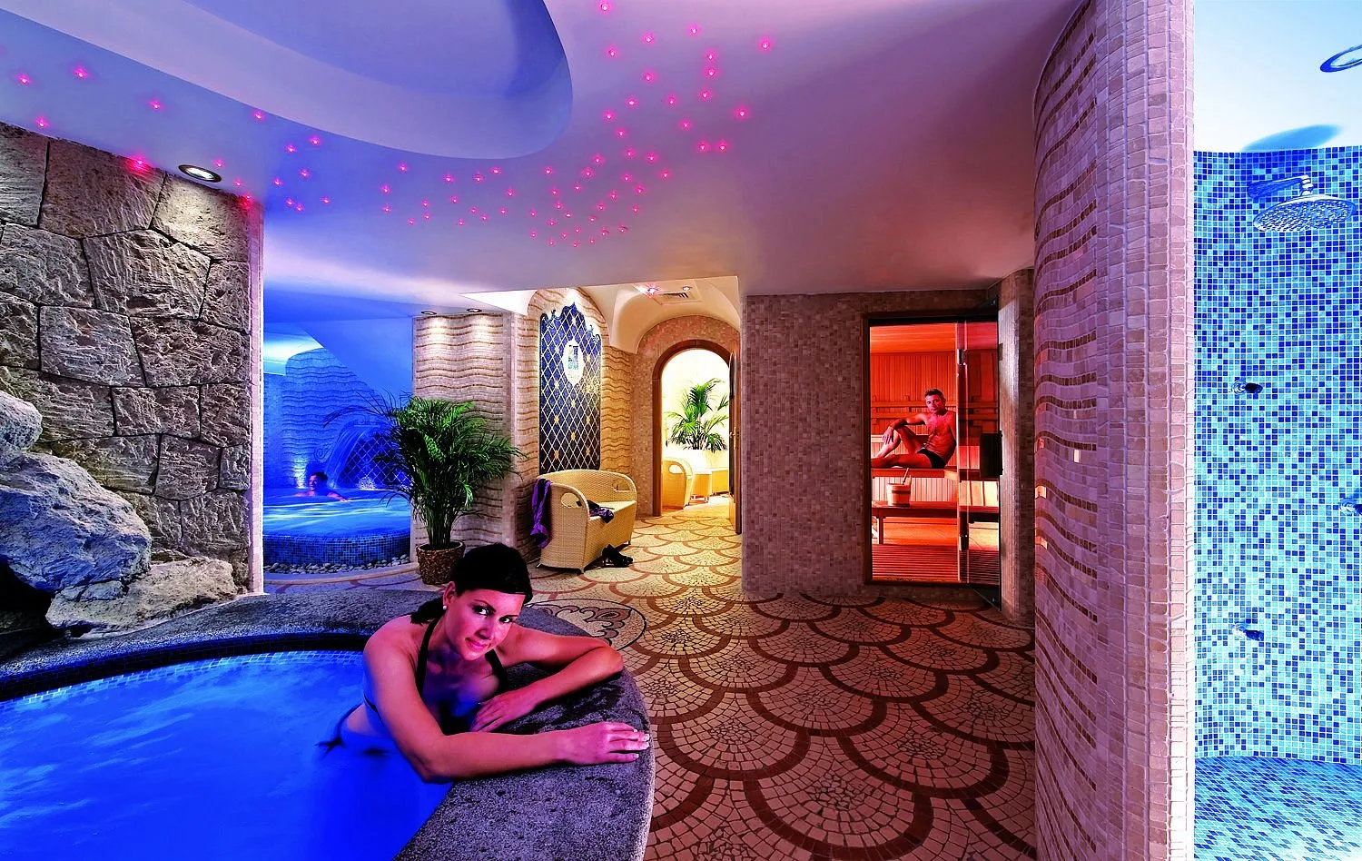 Centro benessere con vasca idromassaggio, sauna e docce emozionali con luci soffuse