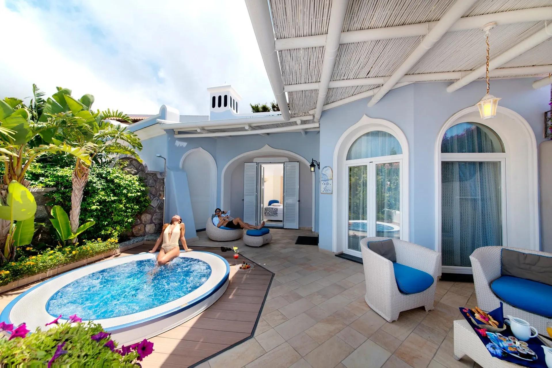Suite con terrazza privata dotata di vasca idromassaggio e area relax all'aperto