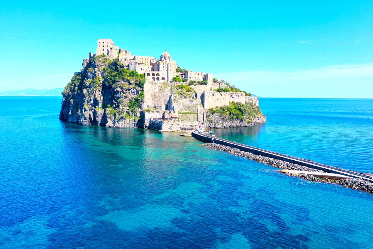 Panorama dal Castello Aragonese di Ischia sul golfo di Napoli — foto drone