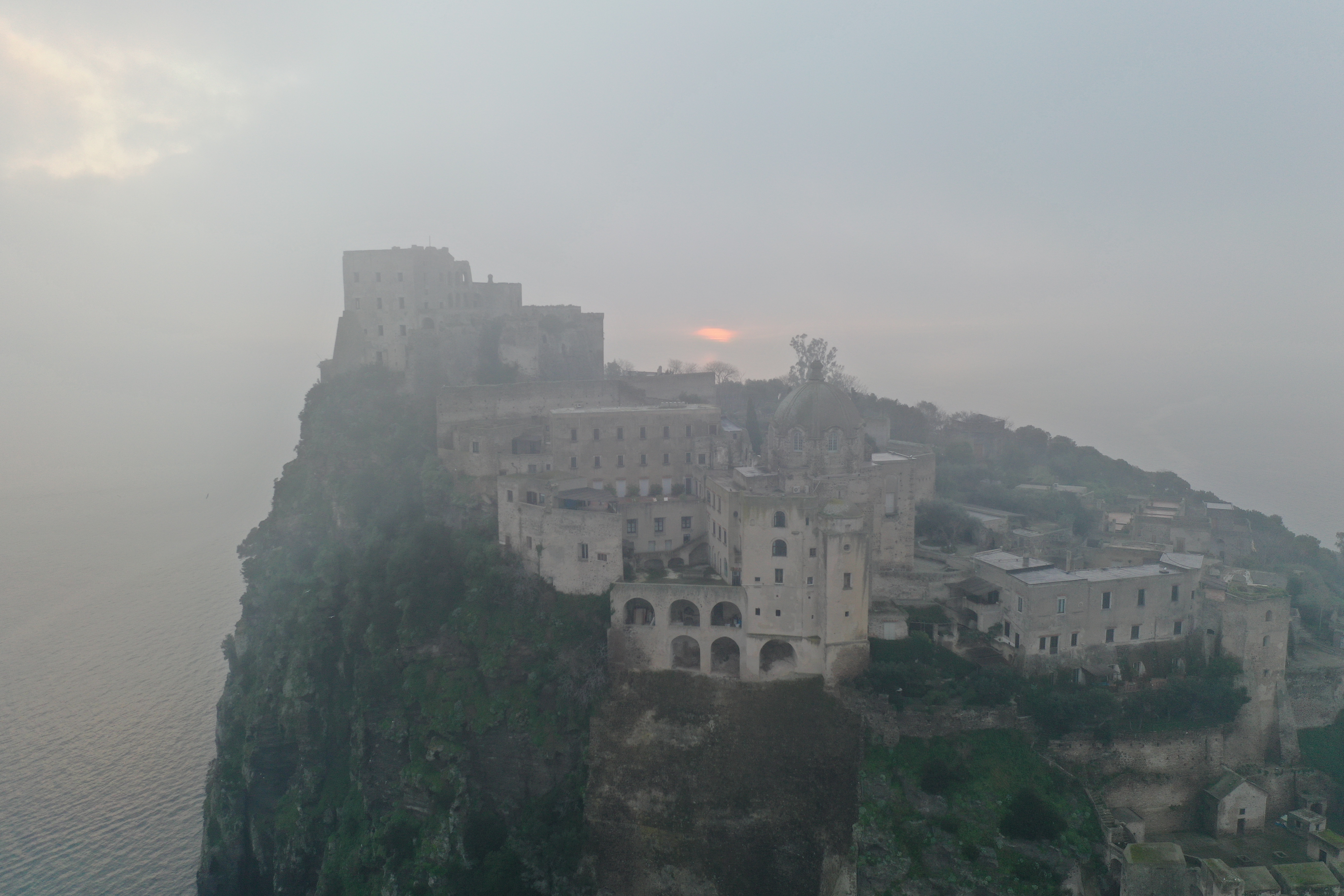 Borgo di Ischia Ponte dall'alto con il Castello Aragonese sullo sfondo — vista drone