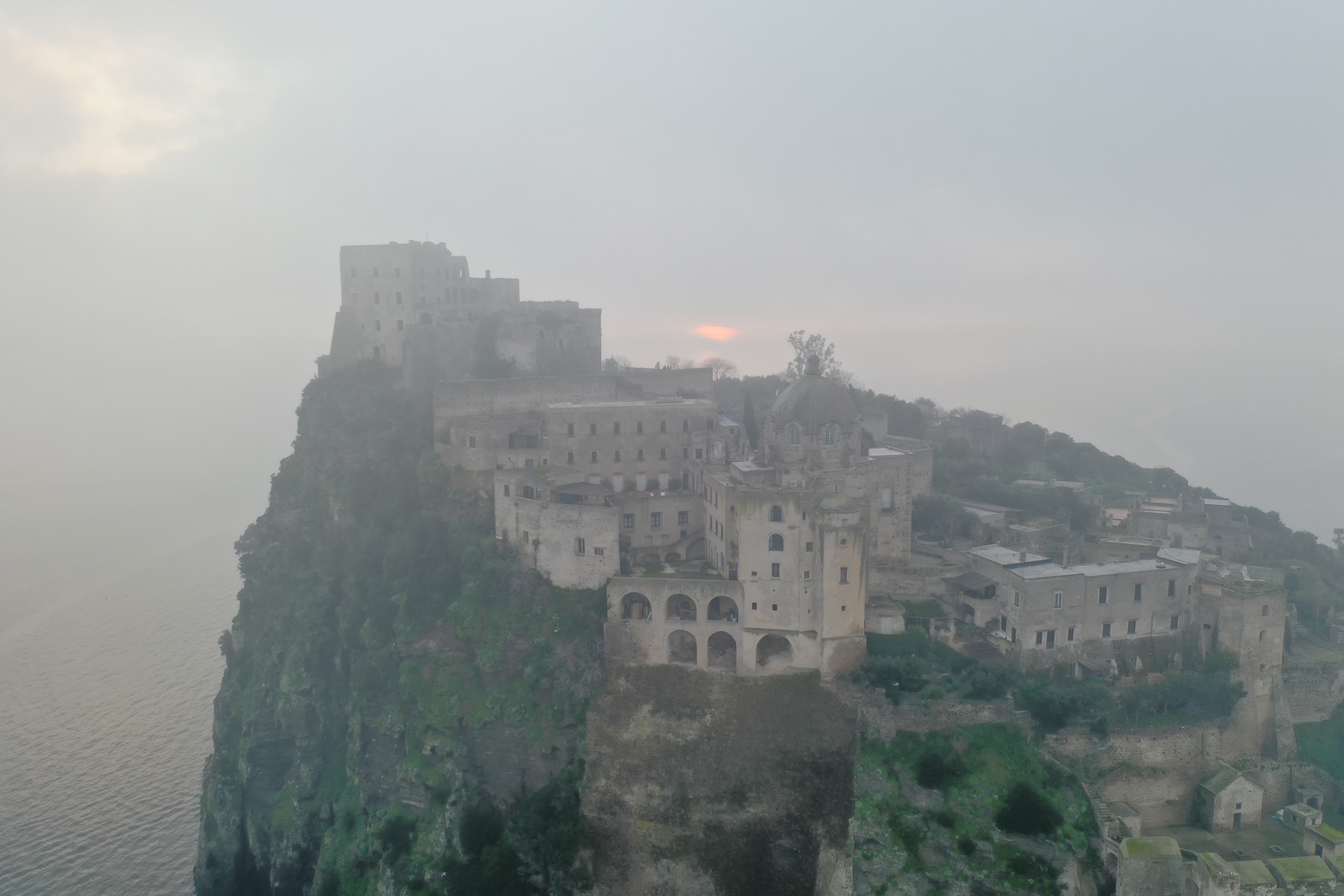 Il borgo di Ischia Ponte visto dal drone