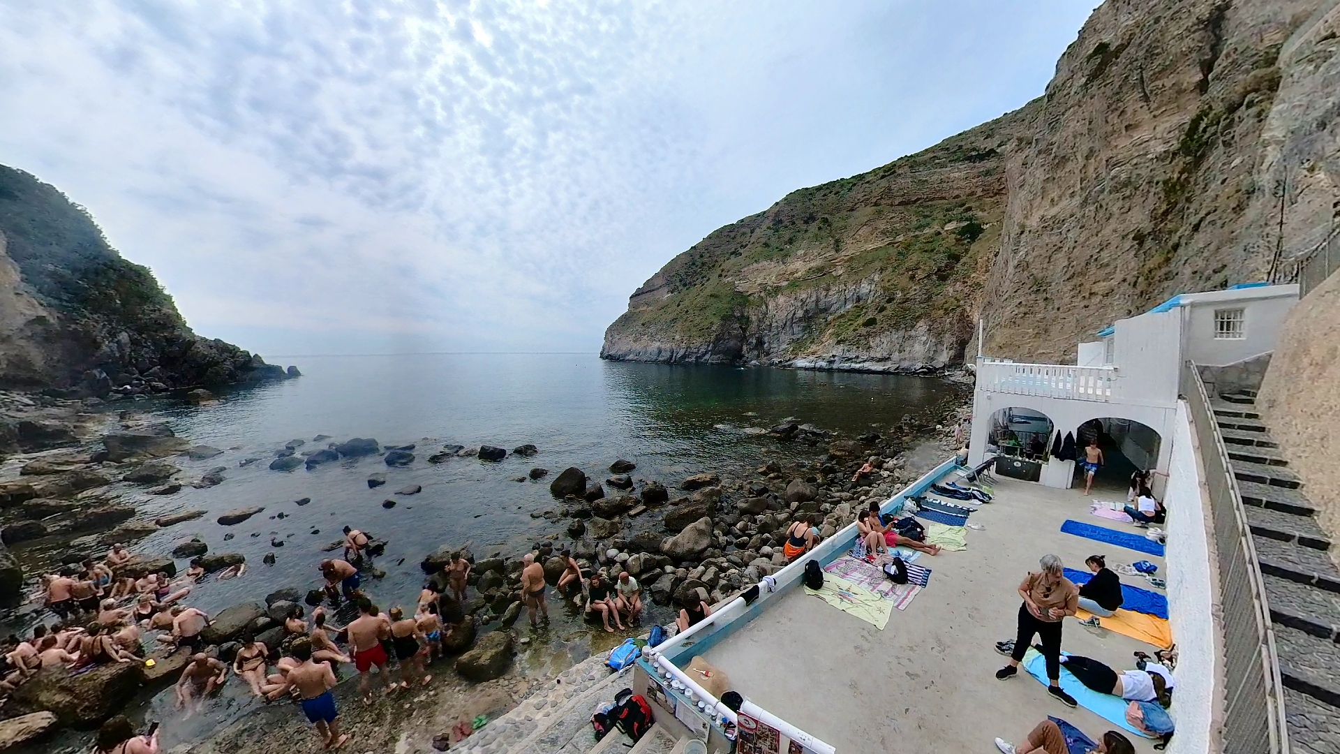 Baia di Sorgeto a Ischia — sorgente termale naturale nel mare